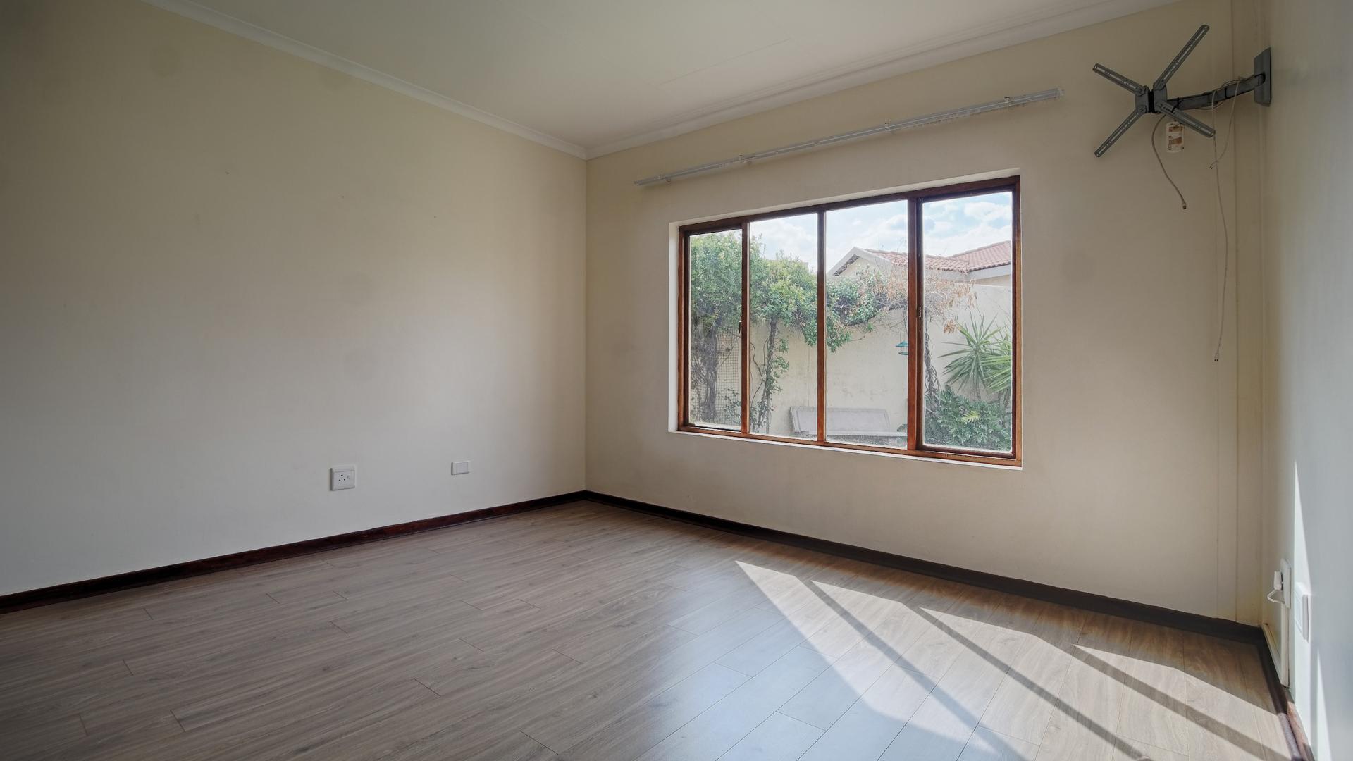 Main Bedroom - 22 square meters of property in Silver Lakes Golf Estate