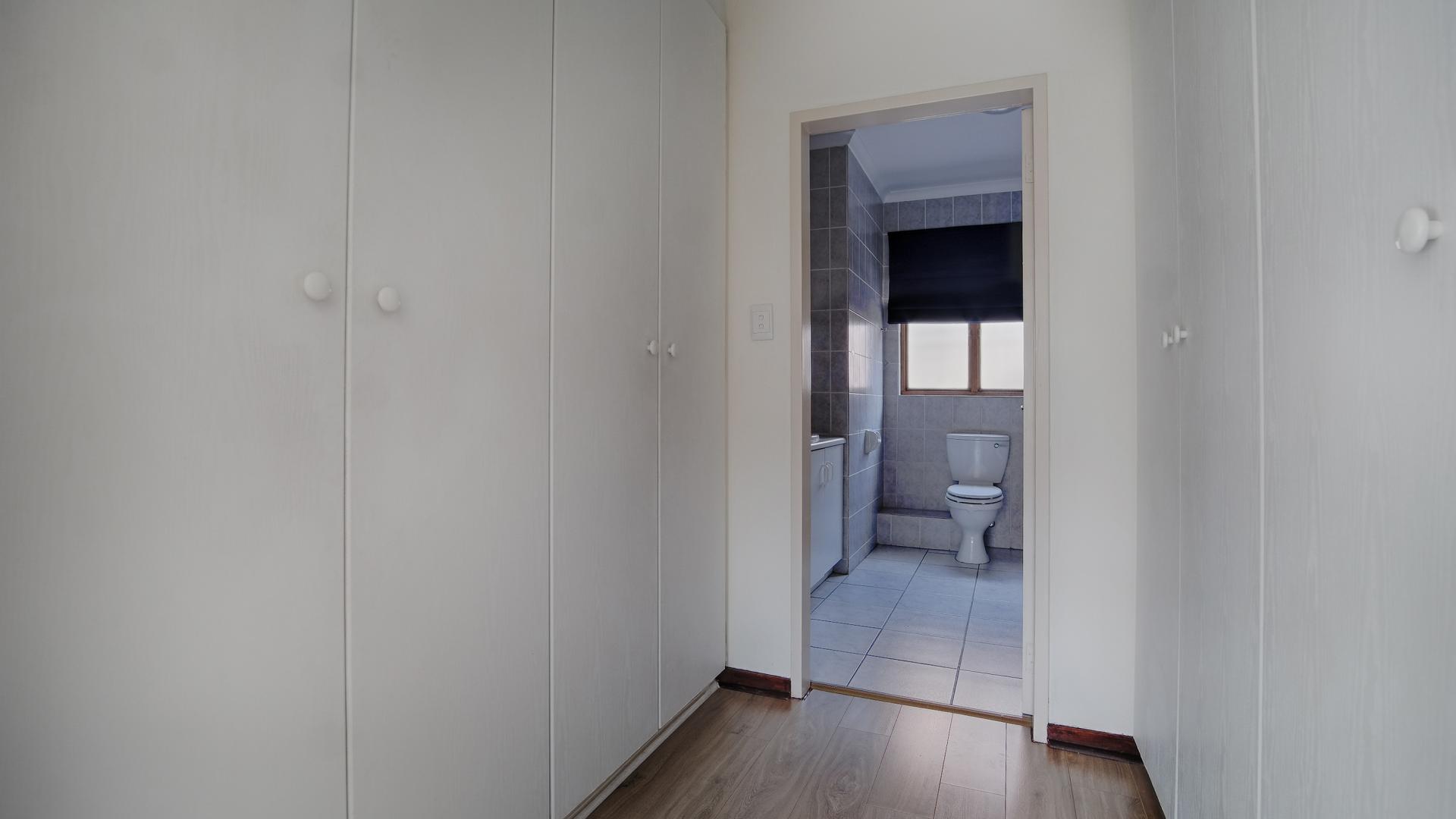 Main Bedroom - 22 square meters of property in Silver Lakes Golf Estate