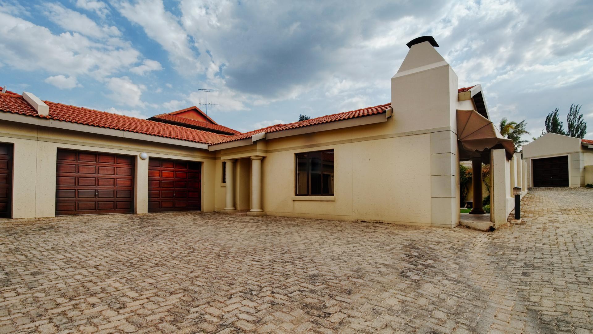 Front View of property in Silver Lakes Golf Estate