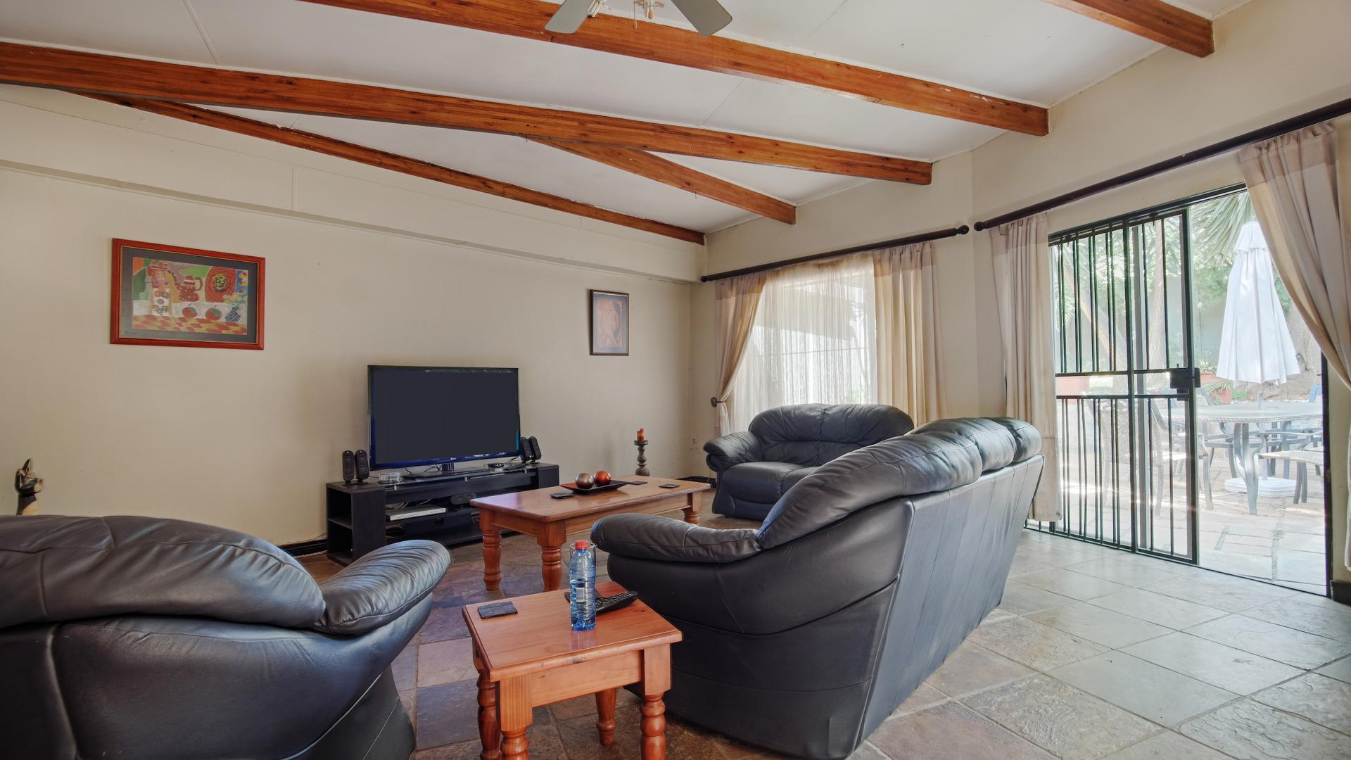 TV Room - 32 square meters of property in Constantia Glen