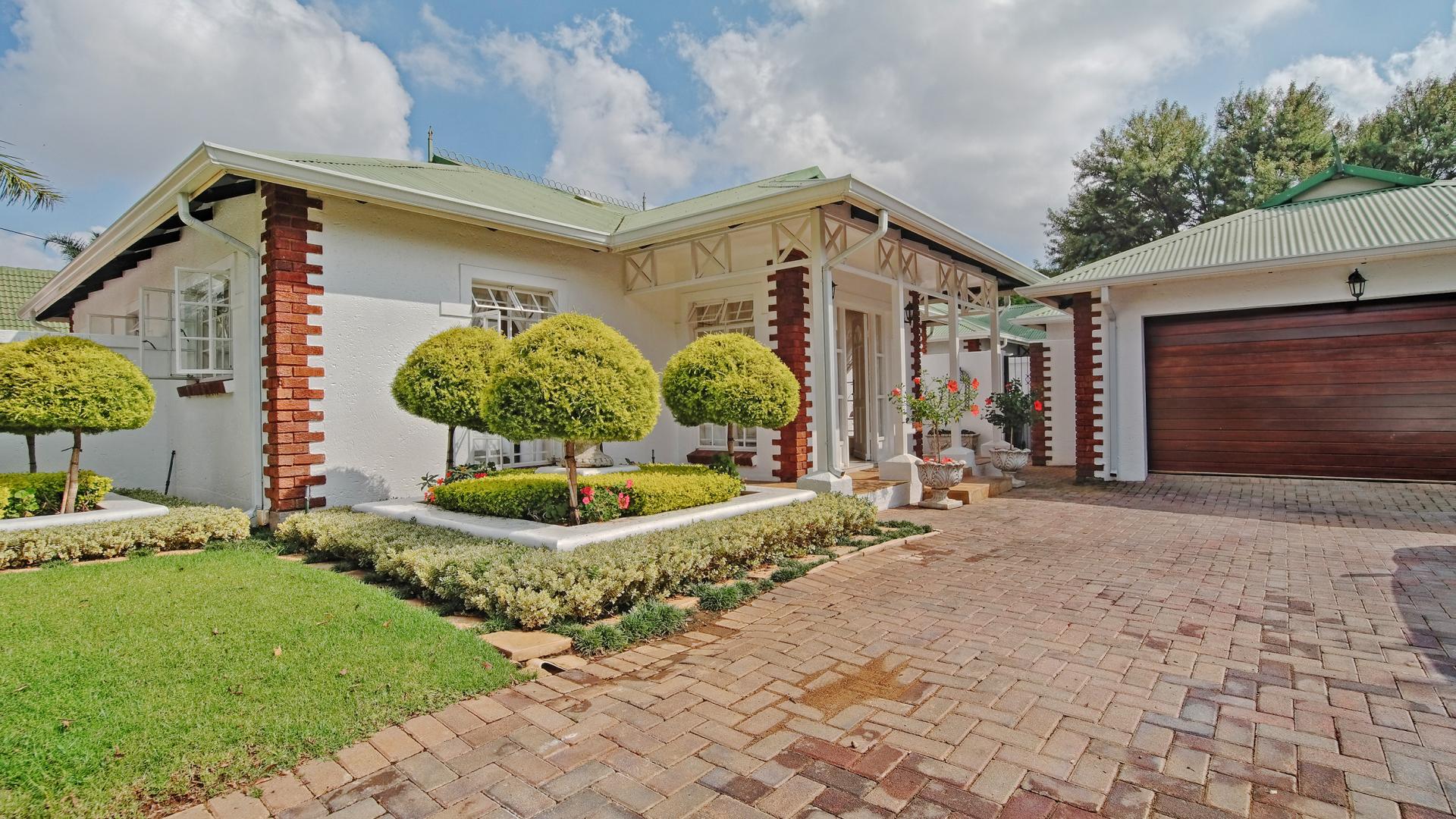 Front View of property in Silver Lakes Golf Estate