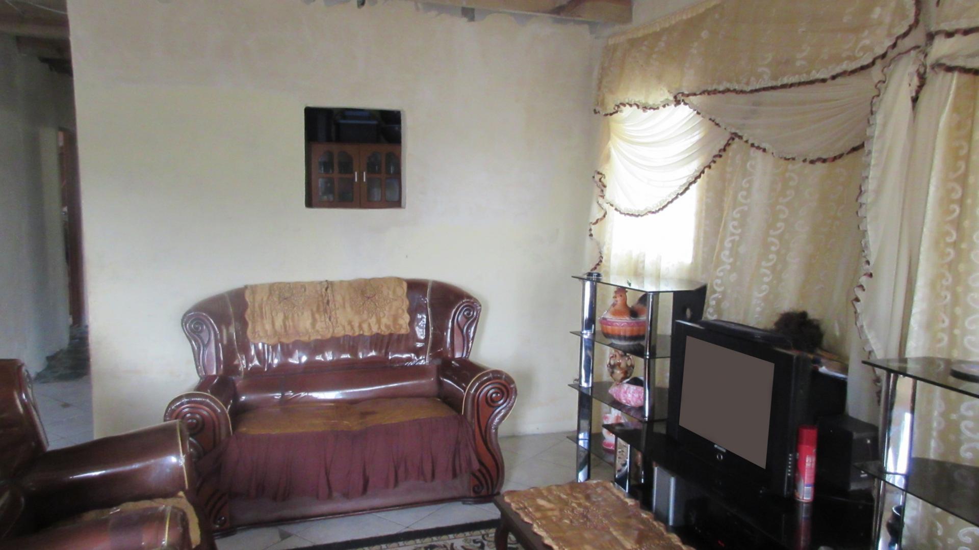 Lounges - 22 square meters of property in Mfuleni