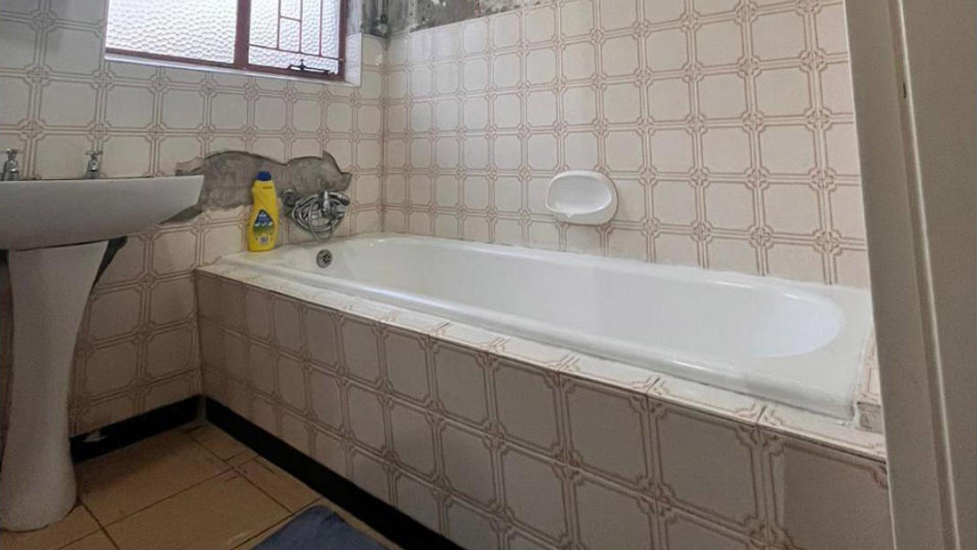 Bathroom 1 - 5 square meters of property in Roodia
