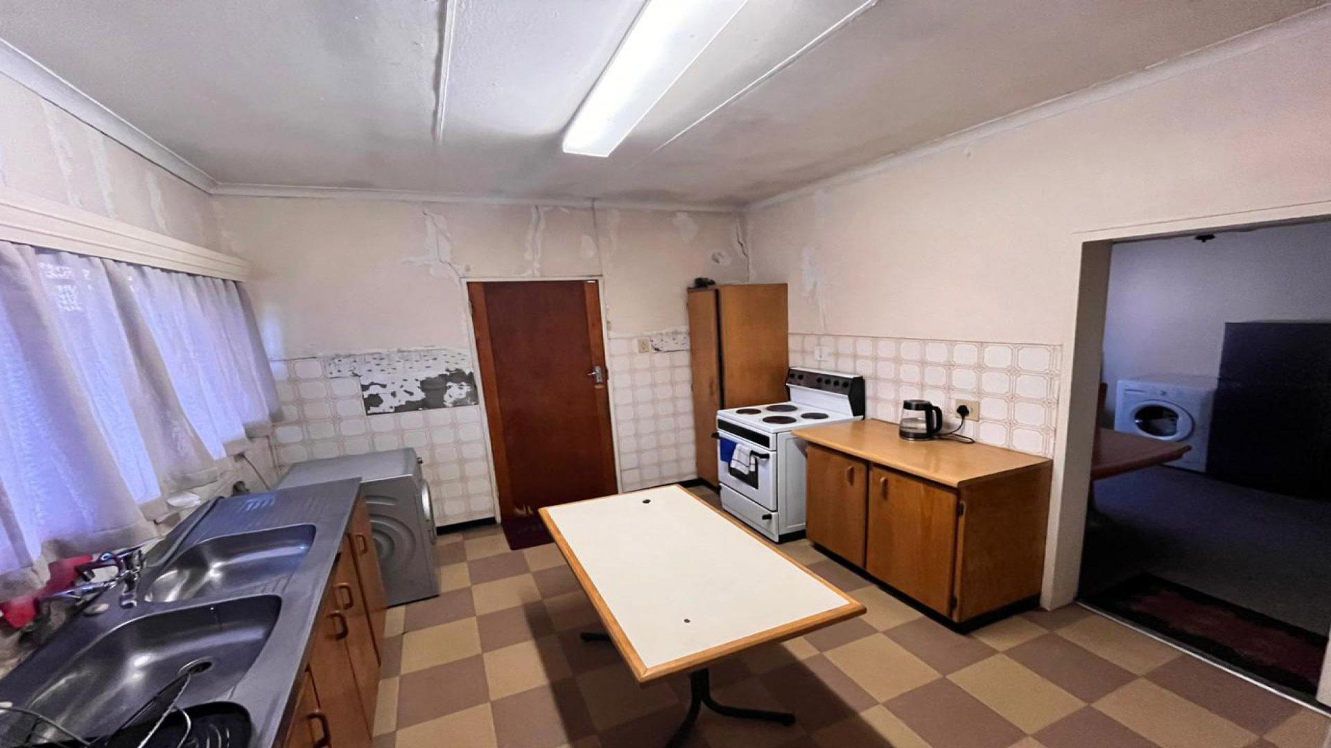 Kitchen - 14 square meters of property in Roodia