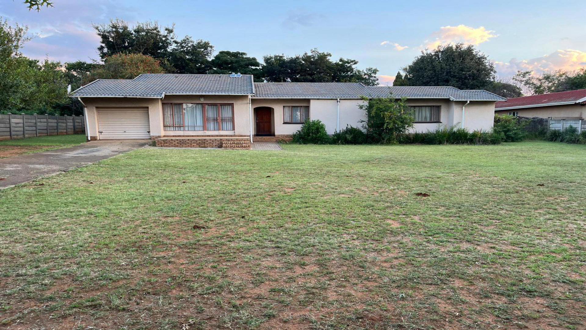 Front View of property in Roodia