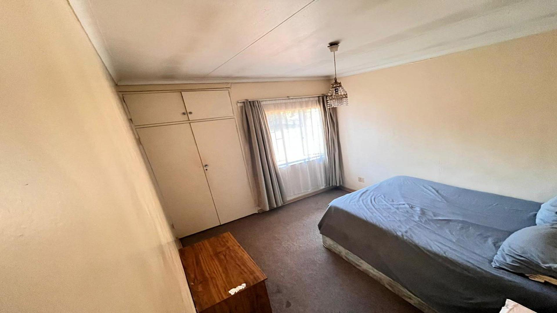 Bed Room 3 - 12 square meters of property in Roodia