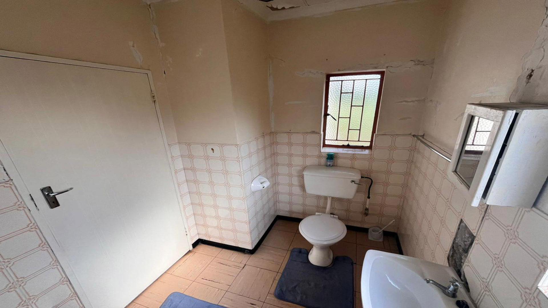 Bathroom 1 - 5 square meters of property in Roodia