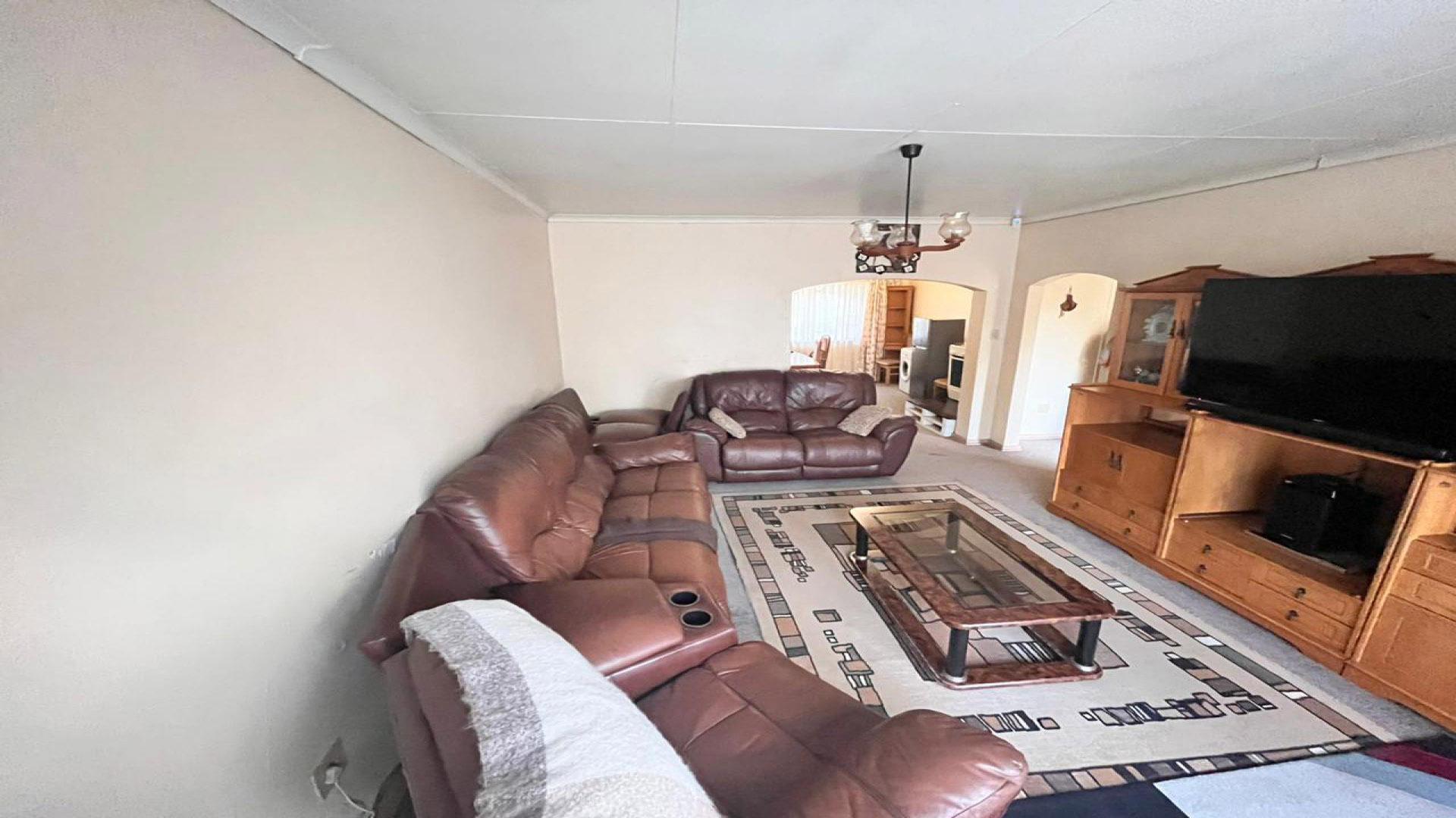 Lounges - 25 square meters of property in Roodia