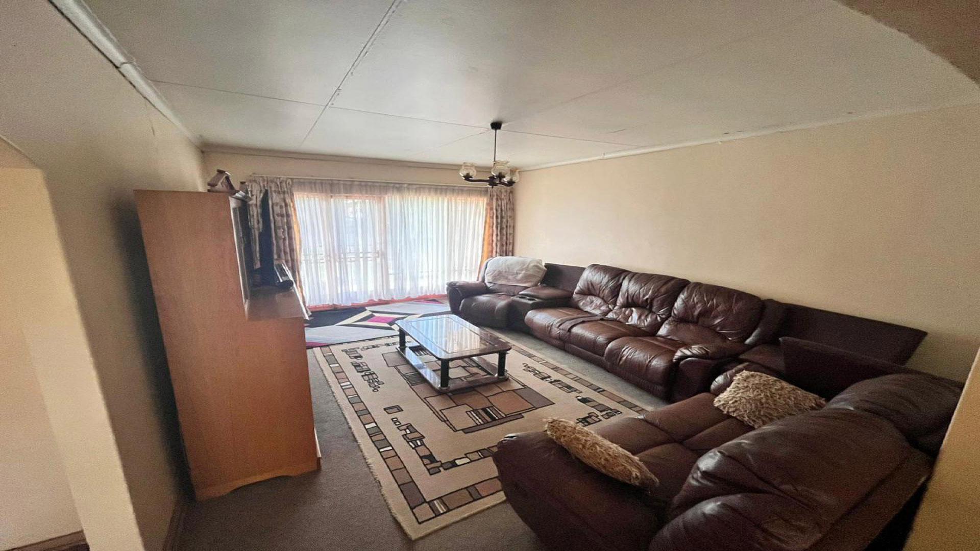 Lounges - 25 square meters of property in Roodia