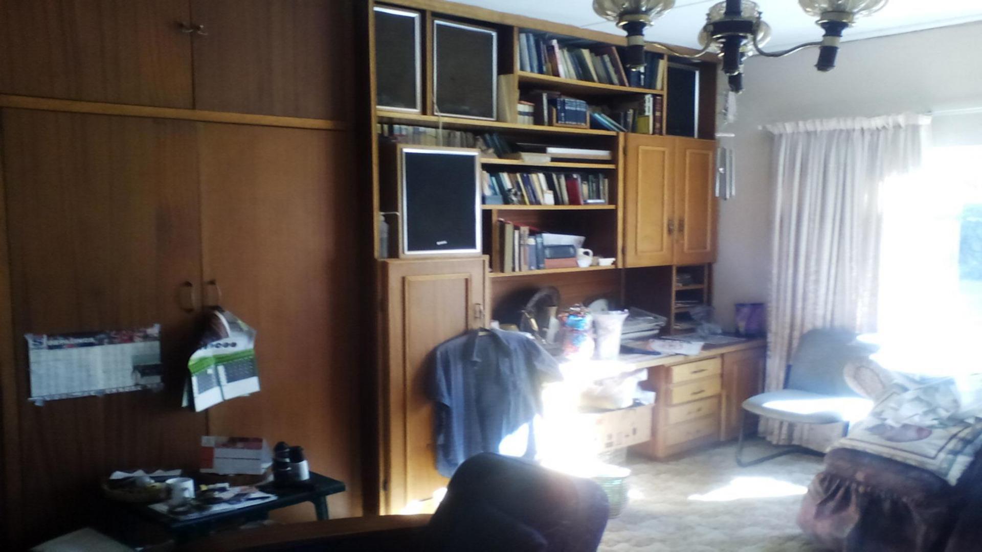 Bed Room 1 - 16 square meters of property in Odendaalsrus