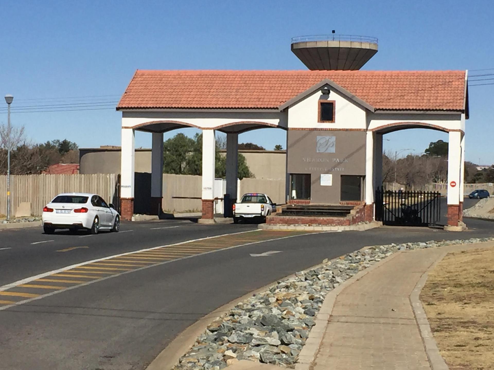 Front View of property in Hlanganani Village