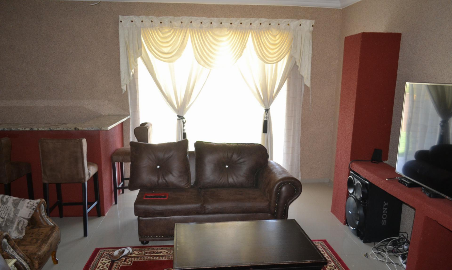 Lounges - 52 square meters of property in Kosmosdal