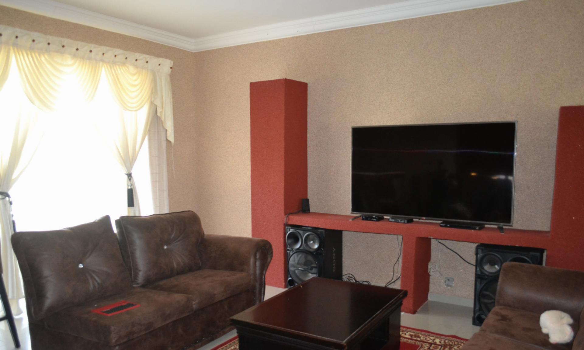 Lounges - 52 square meters of property in Kosmosdal