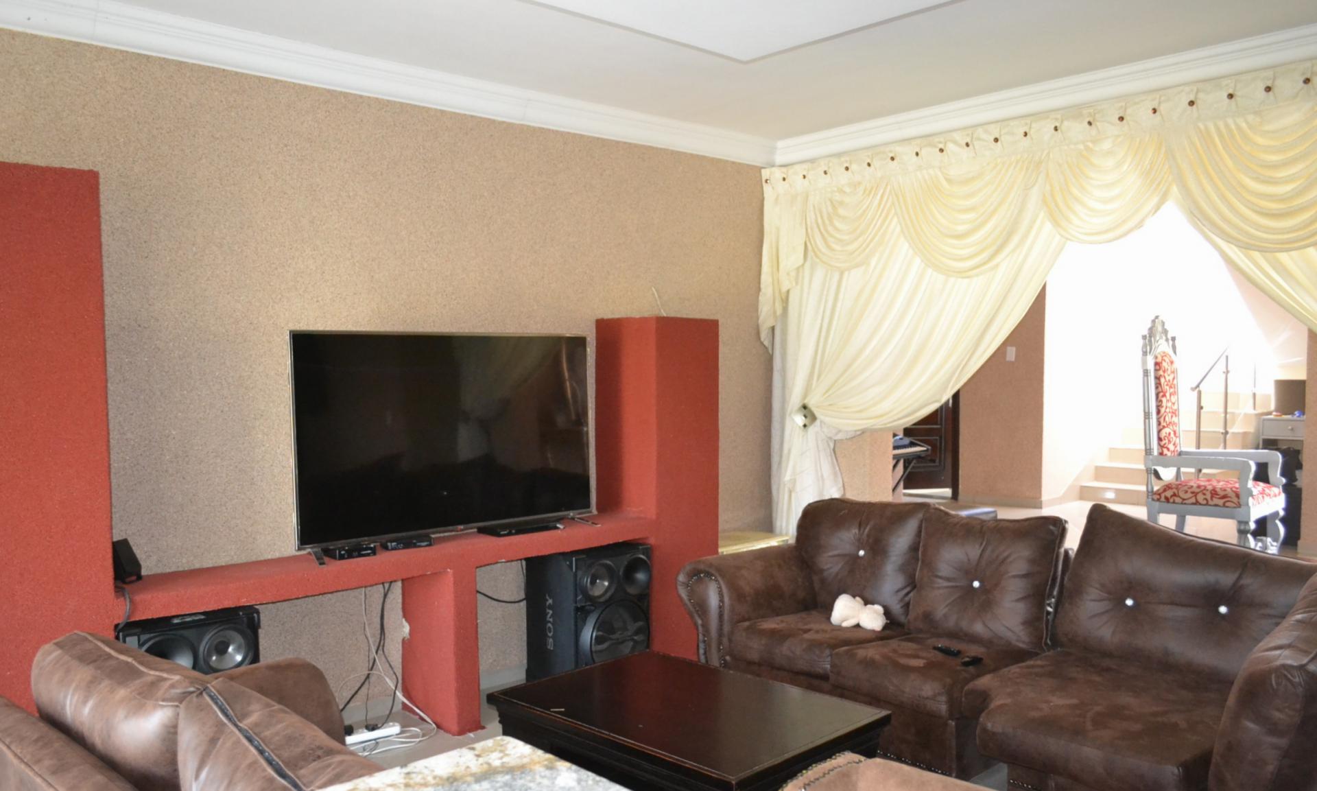 Lounges - 52 square meters of property in Kosmosdal