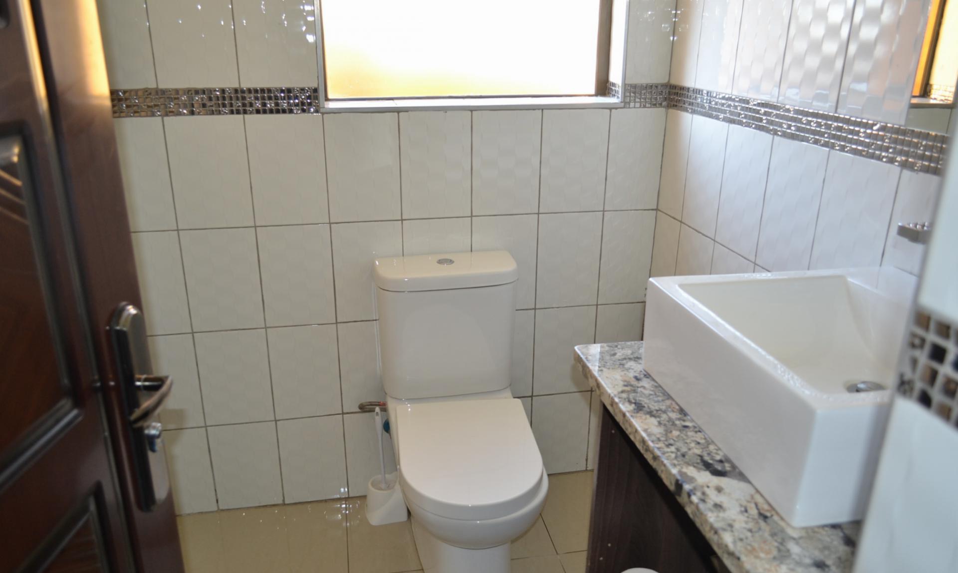 Bathroom 3+ - 4 square meters of property in Kosmosdal