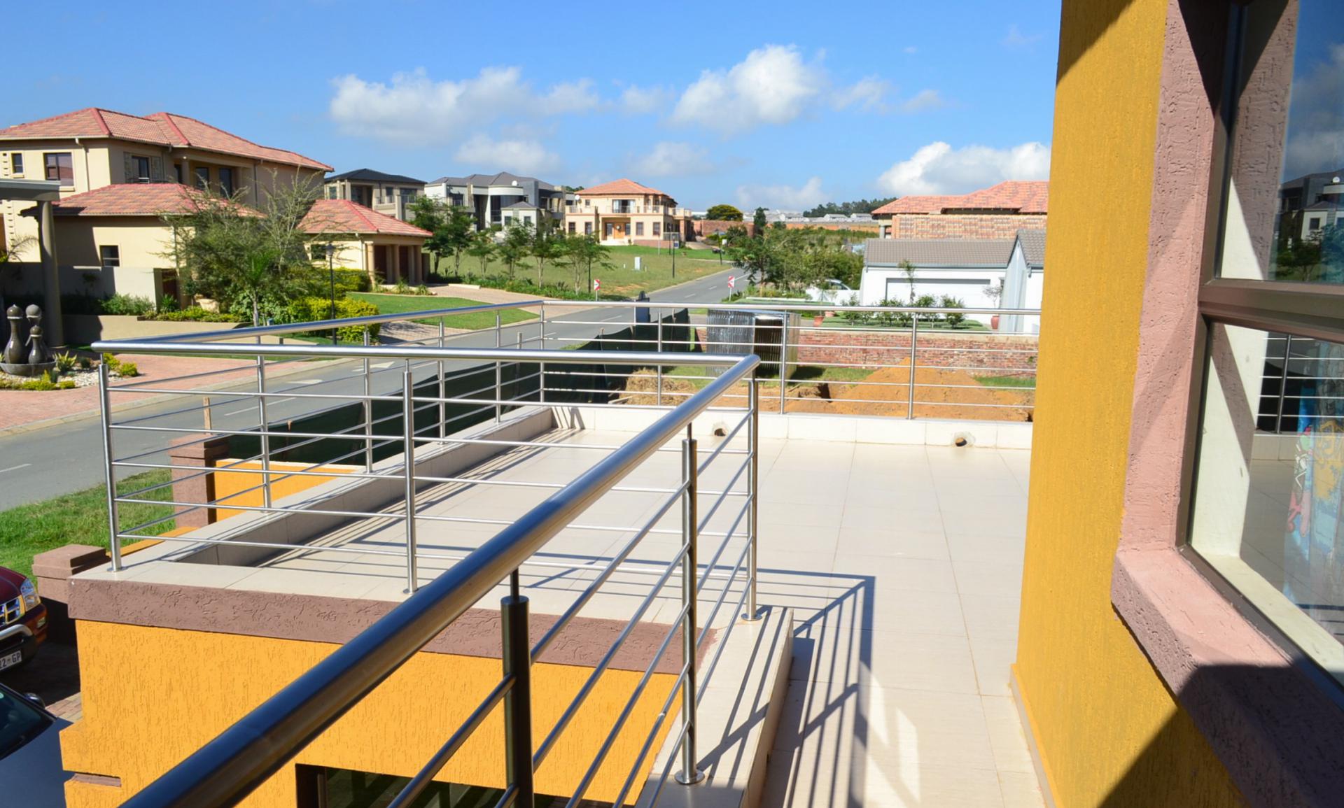 Balcony - 103 square meters of property in Kosmosdal