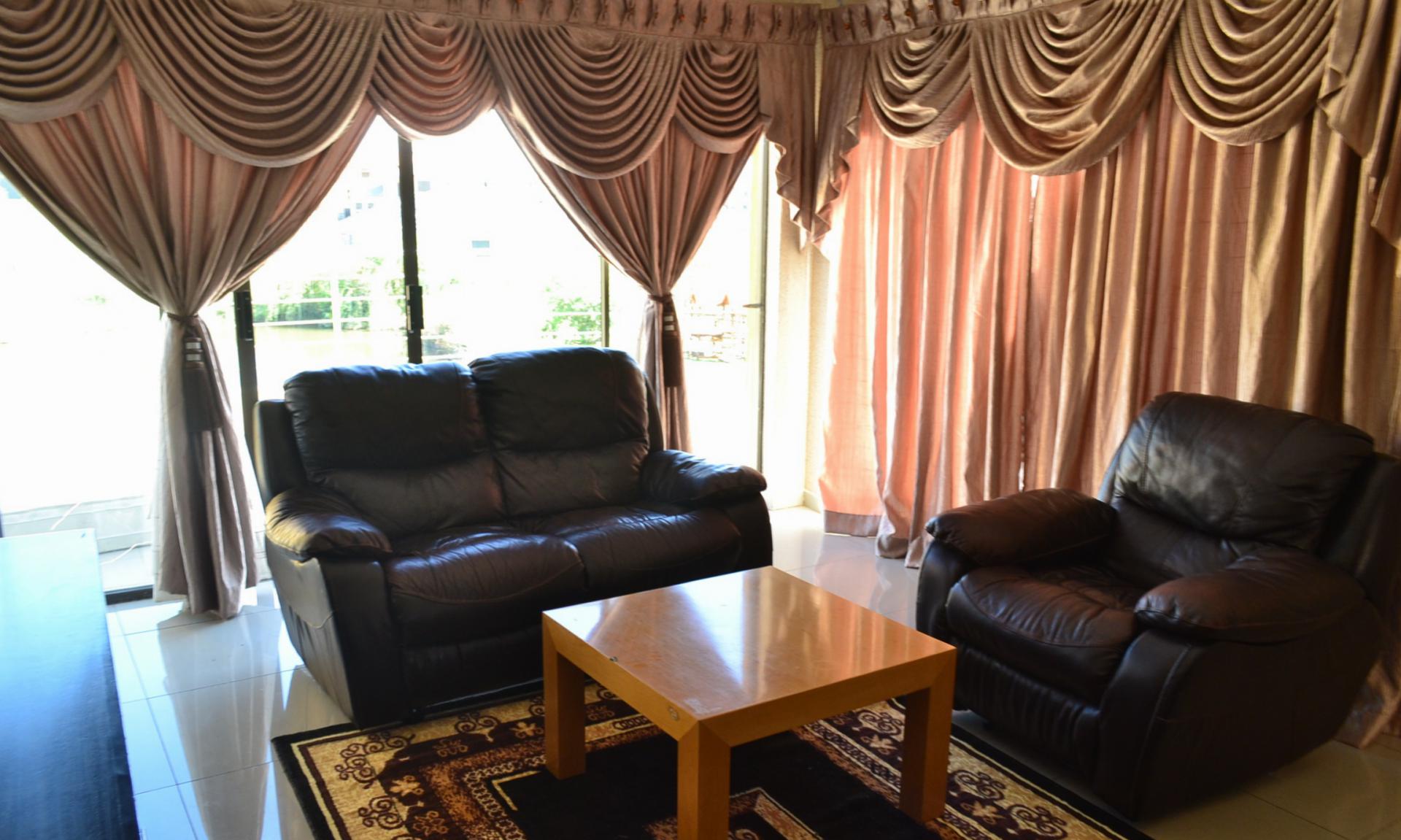 Lounges - 52 square meters of property in Kosmosdal