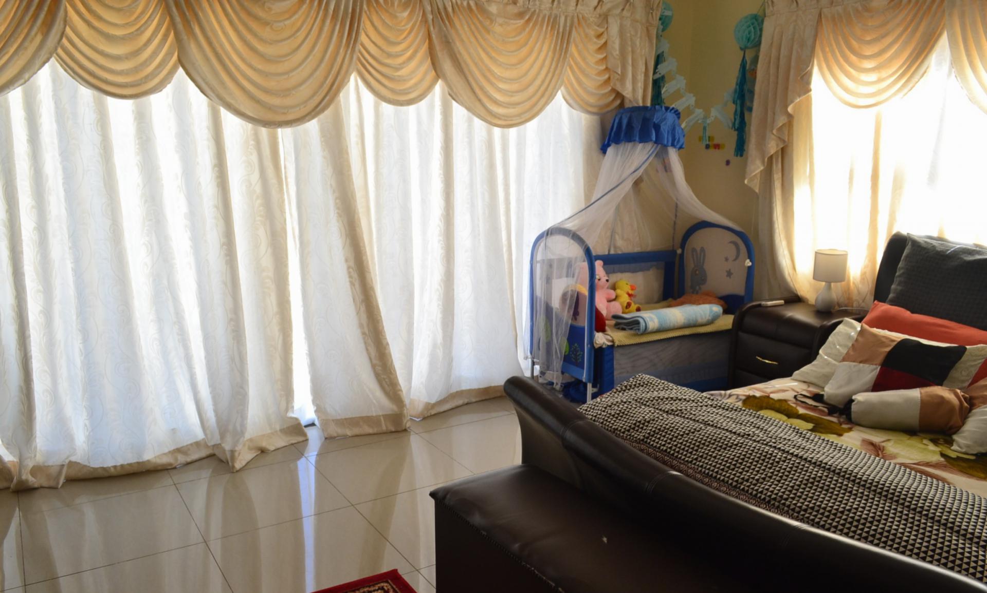 Main Bedroom - 37 square meters of property in Kosmosdal