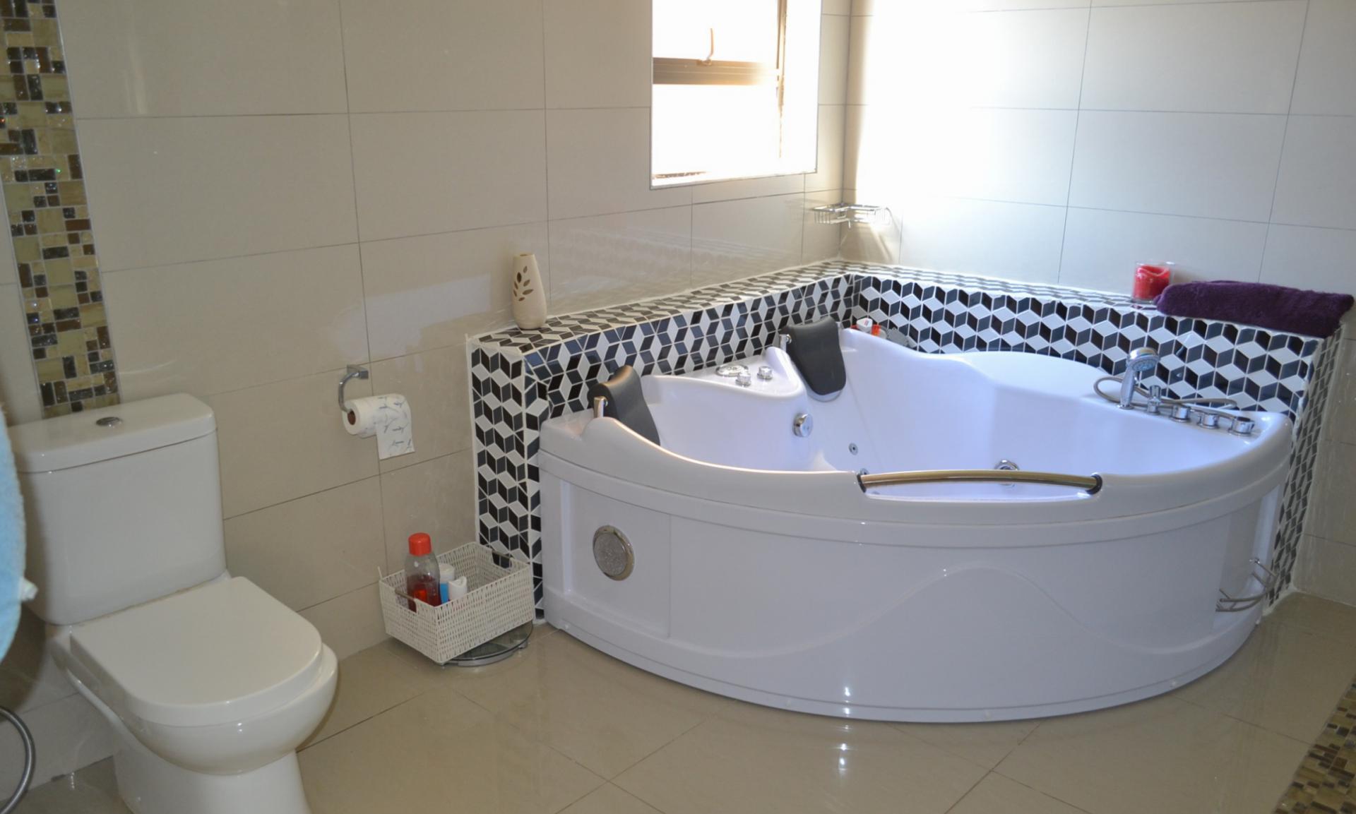 Bathroom 1 - 20 square meters of property in Kosmosdal