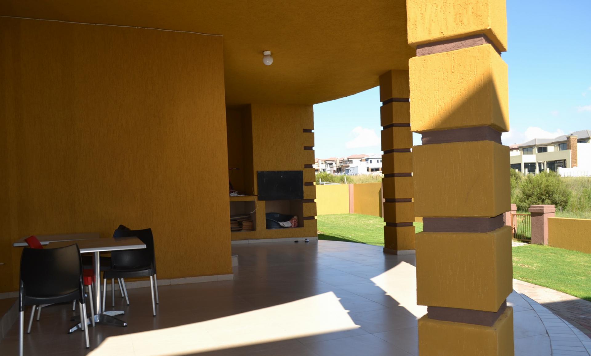 Patio - 49 square meters of property in Kosmosdal