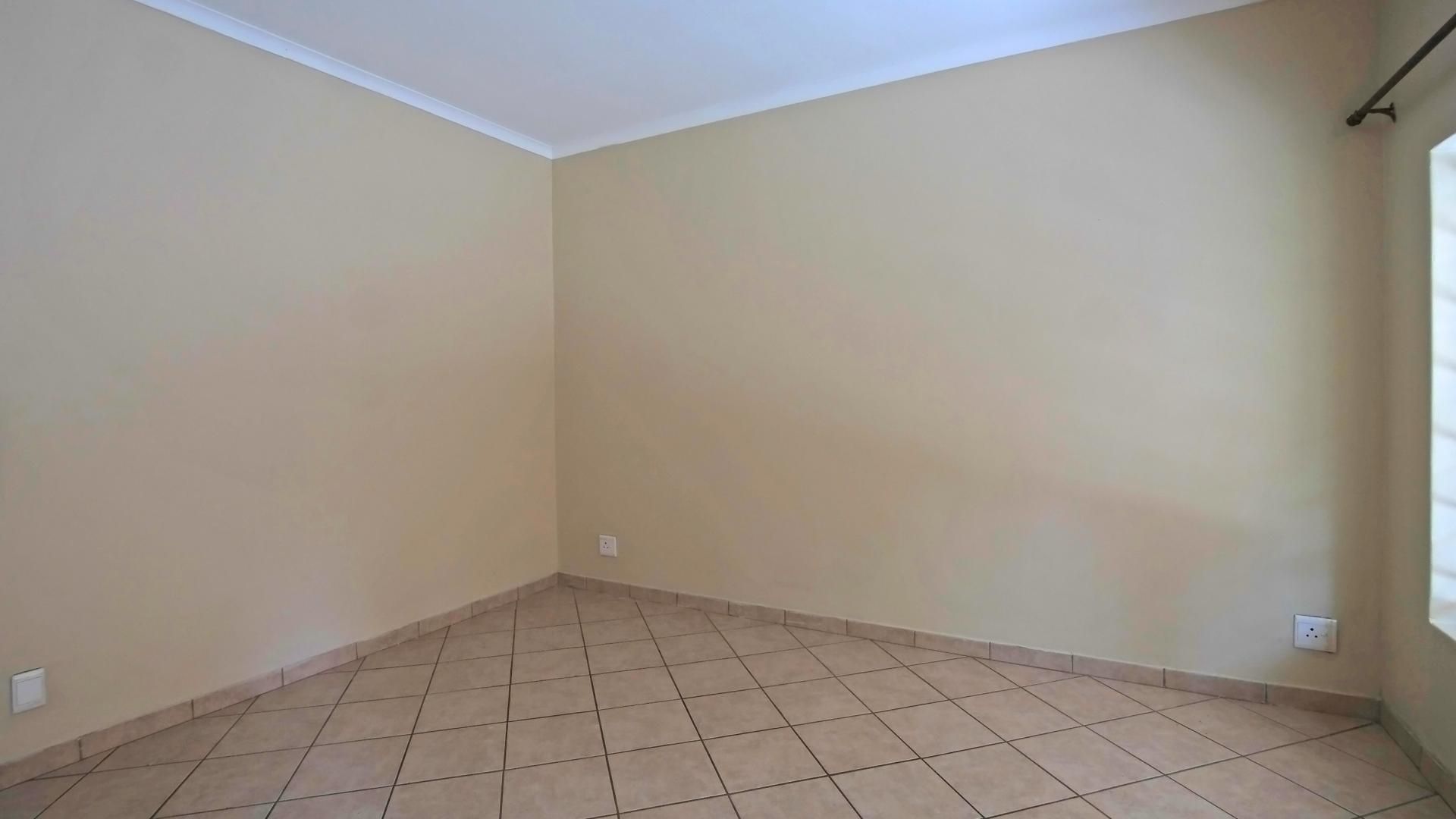 Lounges - 19 square meters of property in The Wilds Estate