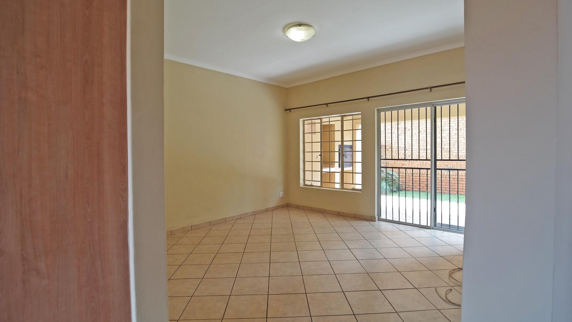 Lounges - 19 square meters of property in The Wilds Estate