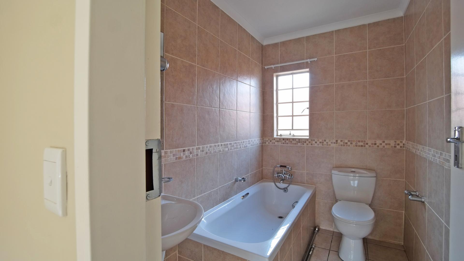 Main Bathroom - 5 square meters of property in The Wilds Estate