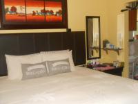 Main Bedroom - 15 square meters of property in Waterval East