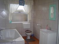 Main Bathroom of property in Pearly Beach