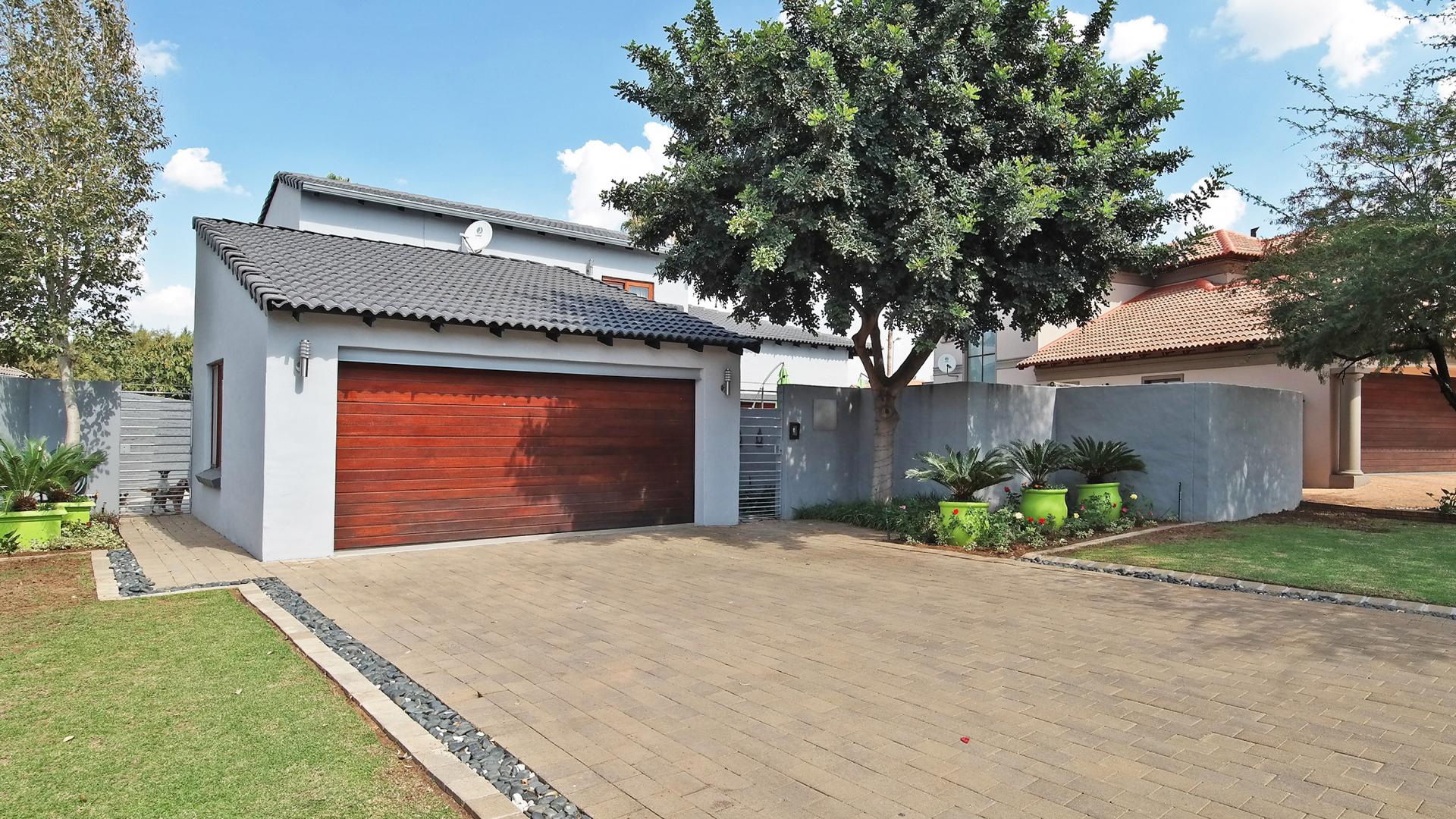 Front View of property in Silver Lakes Golf Estate