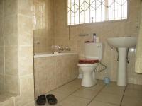 Main Bathroom - 18 square meters of property in Brackenhurst