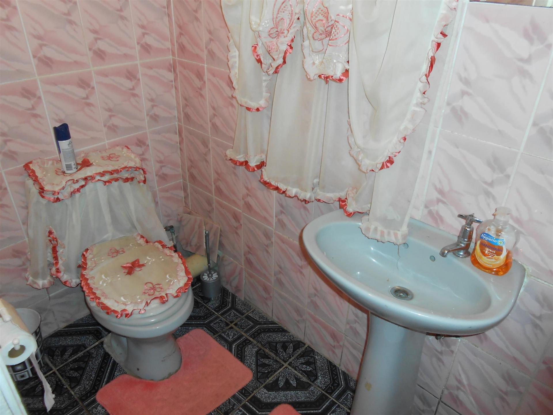 Bathroom 2 - 5 square meters of property in Umkomaas