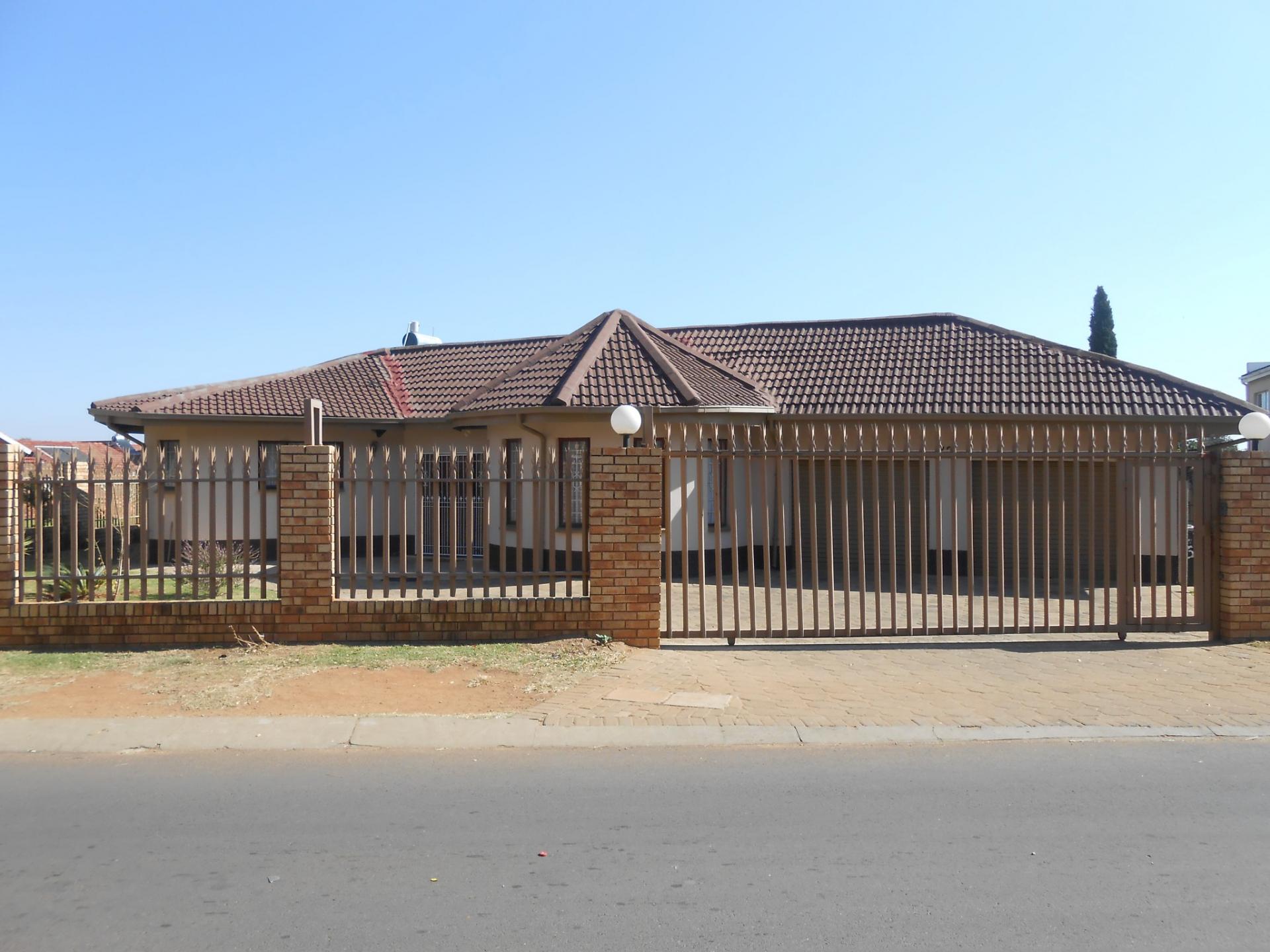 4 Bedroom House for Sale For Sale in Lenasia South Private