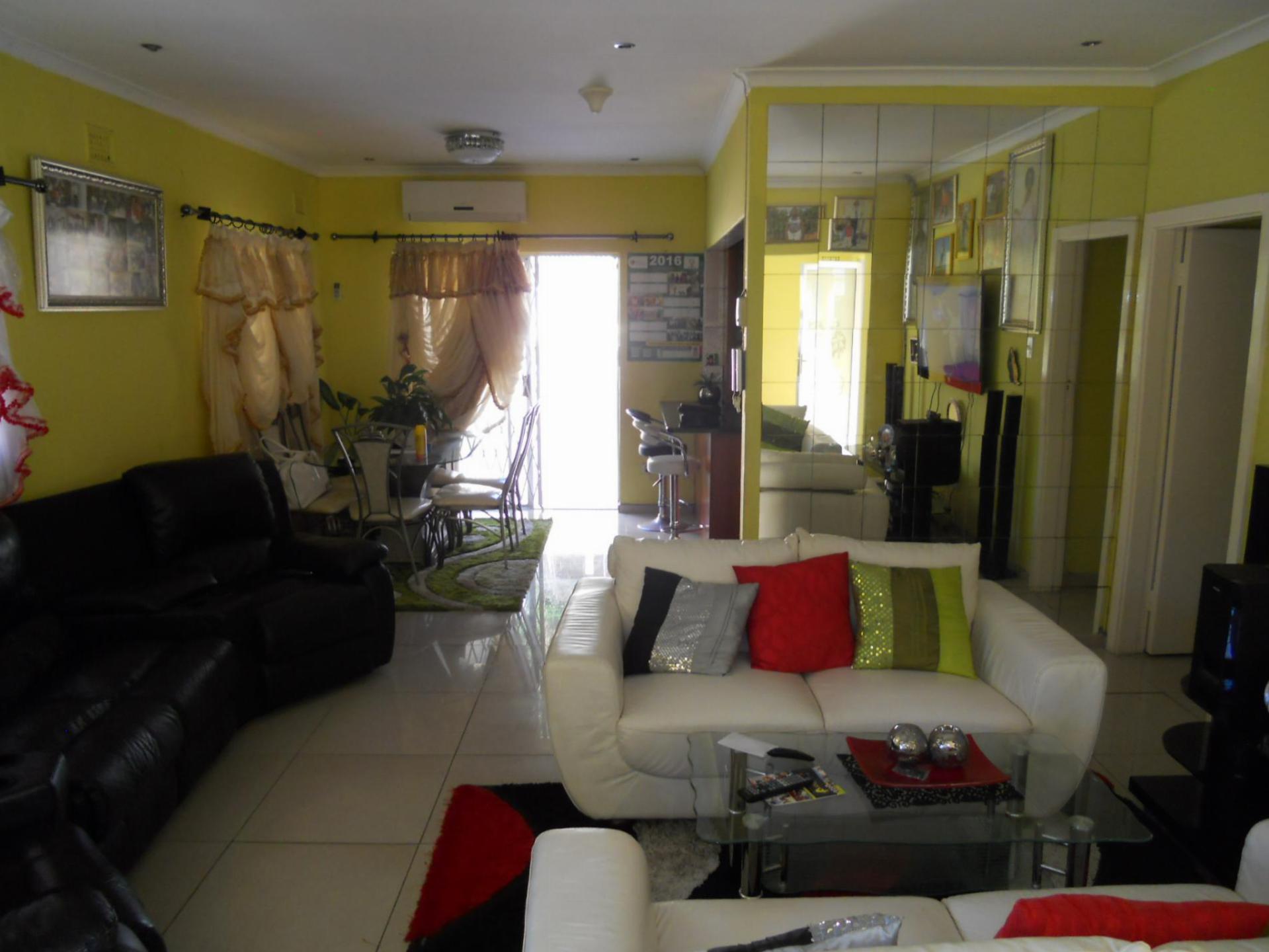 Lounges - 36 square meters of property in Park Hill