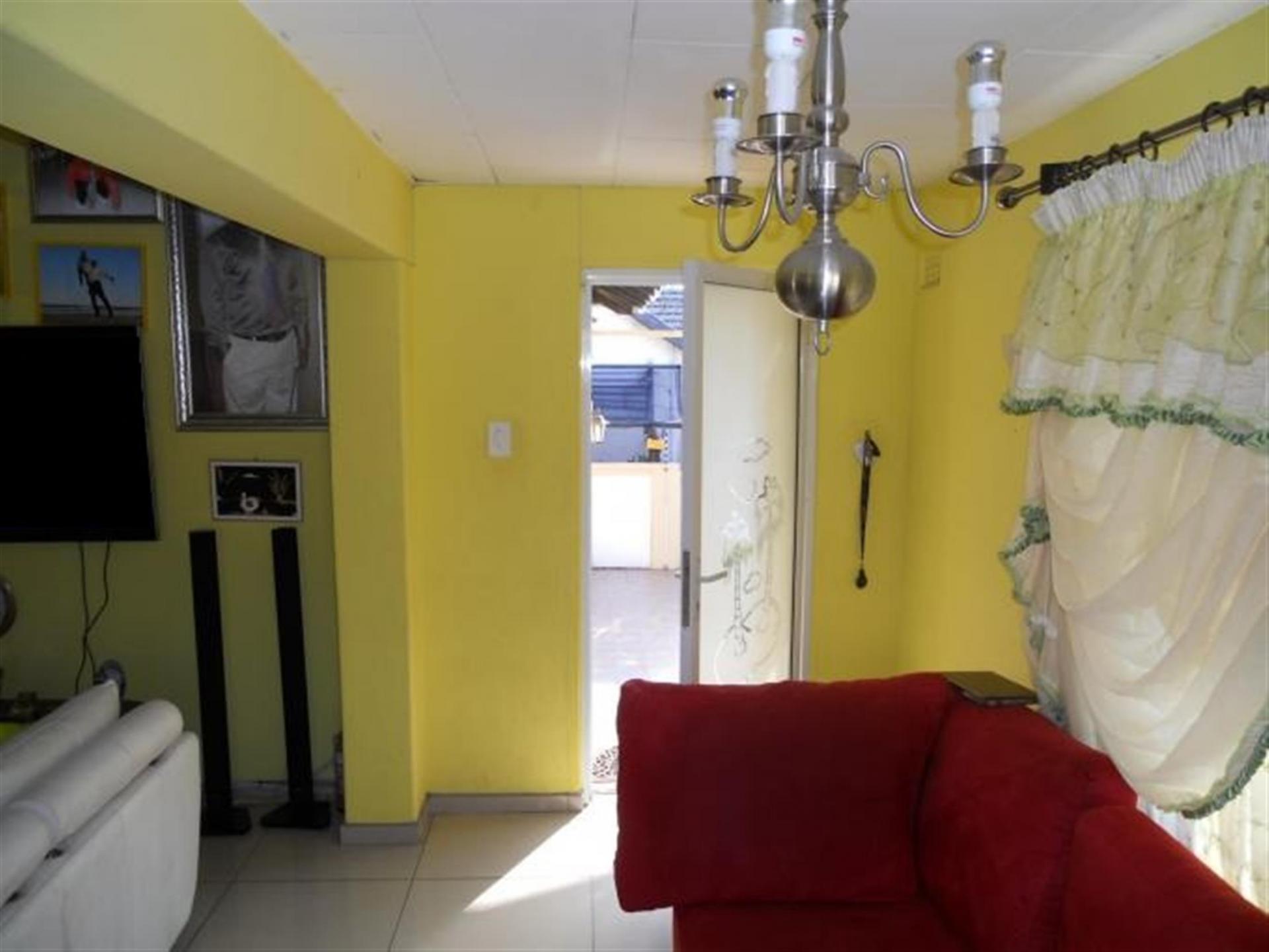 Lounges - 36 square meters of property in Park Hill