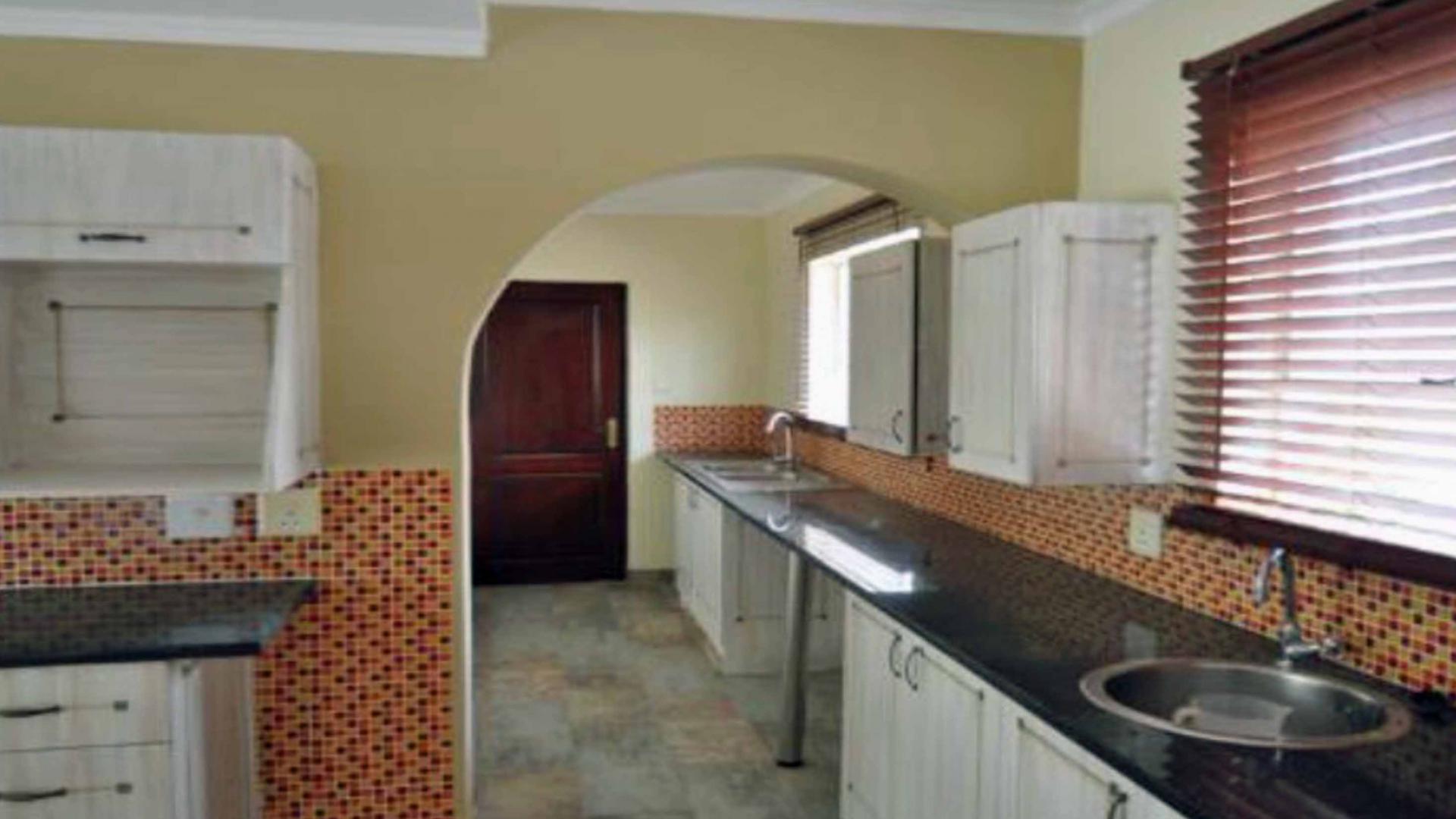 Kitchen - 21 square meters of property in Kengies