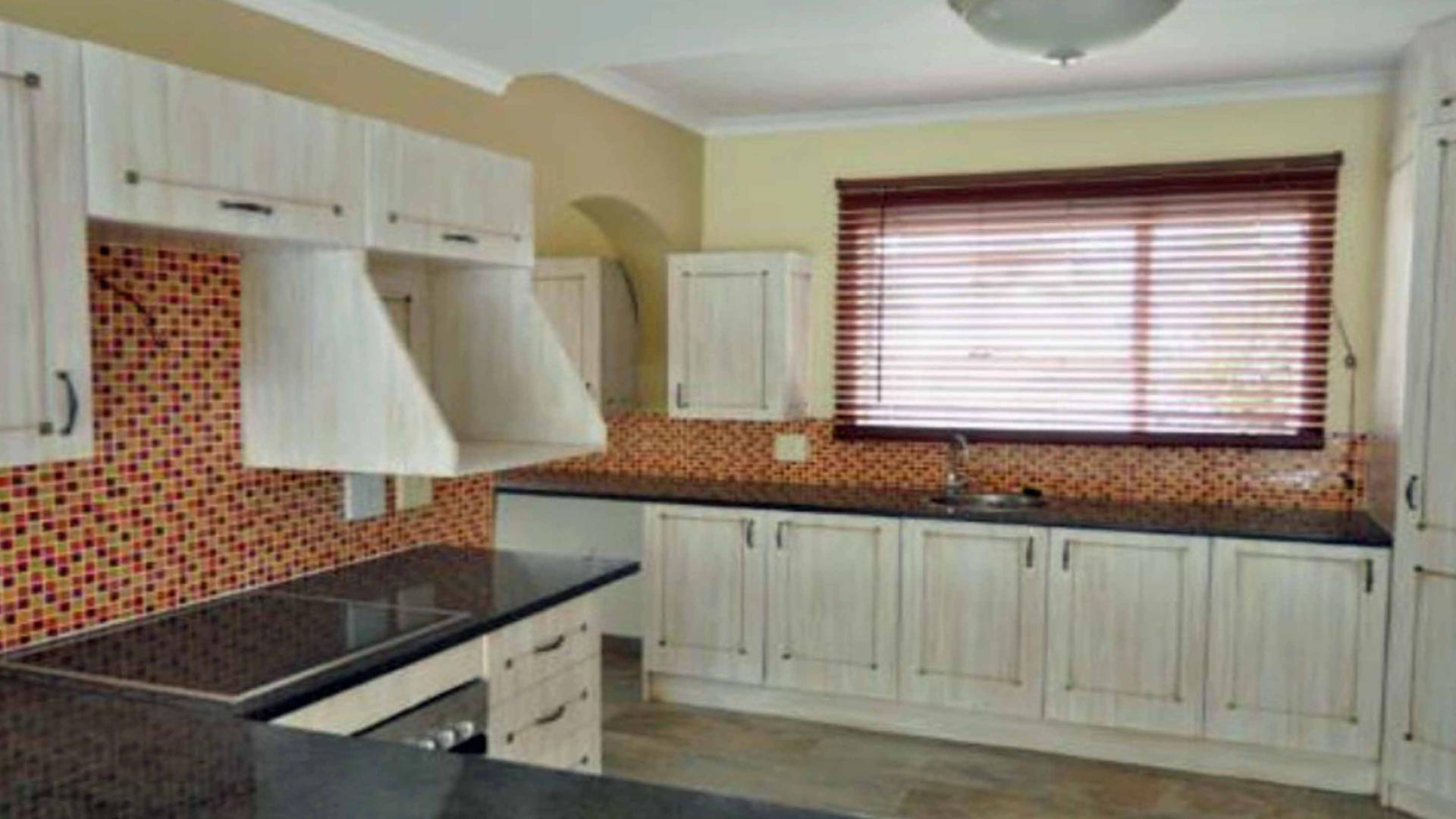 Kitchen - 21 square meters of property in Kengies