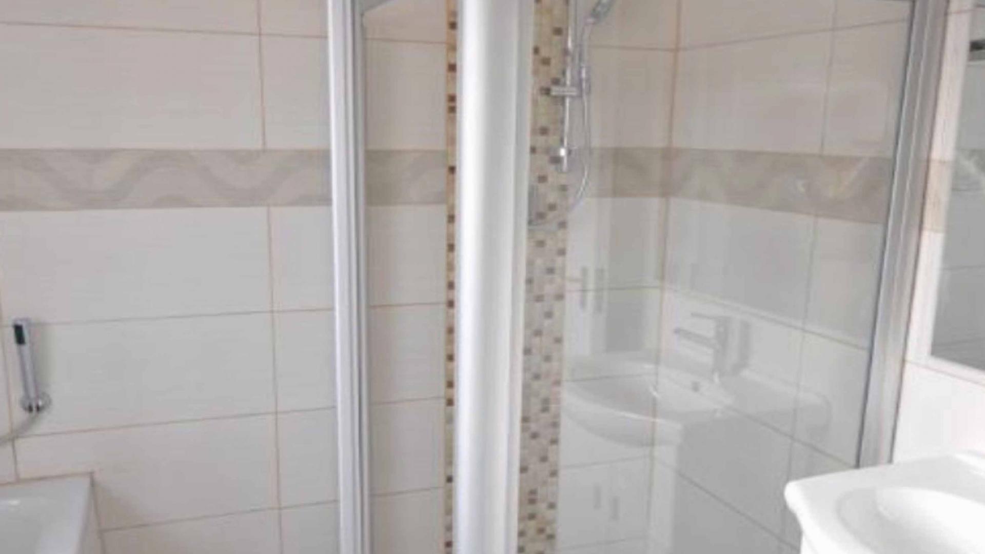 Main Bathroom - 7 square meters of property in Kengies
