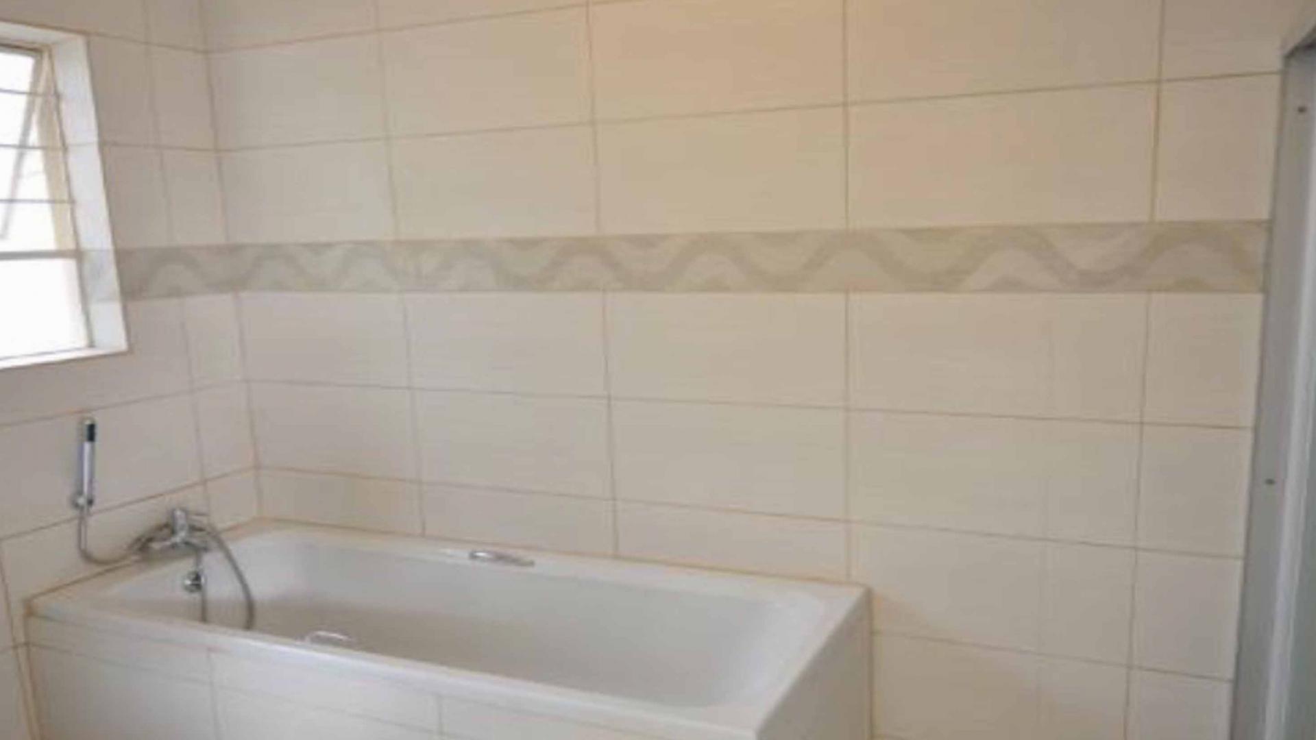 Bathroom 1 - 8 square meters of property in Kengies