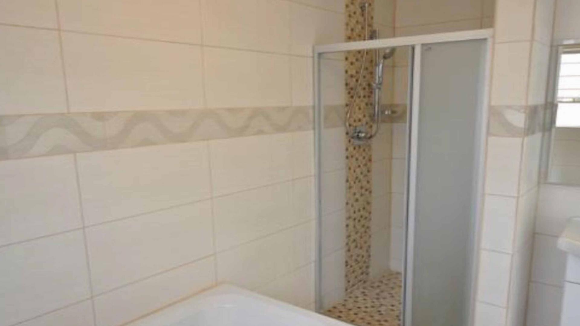 Bathroom 1 - 8 square meters of property in Kengies