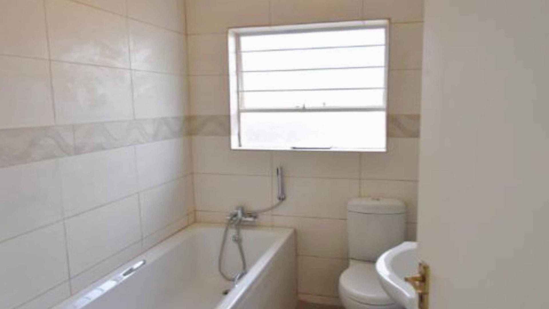 Bathroom 2 - 6 square meters of property in Kengies