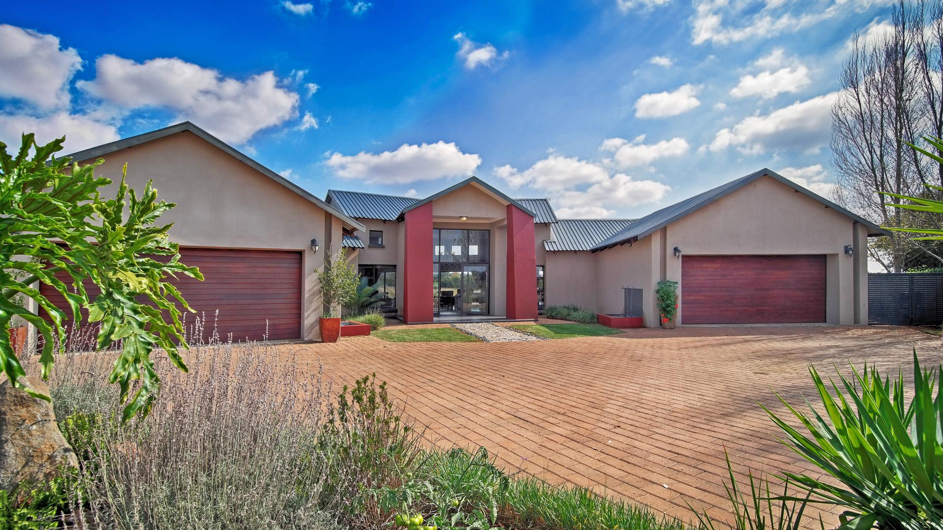 Front View of property in Silver Lakes Golf Estate