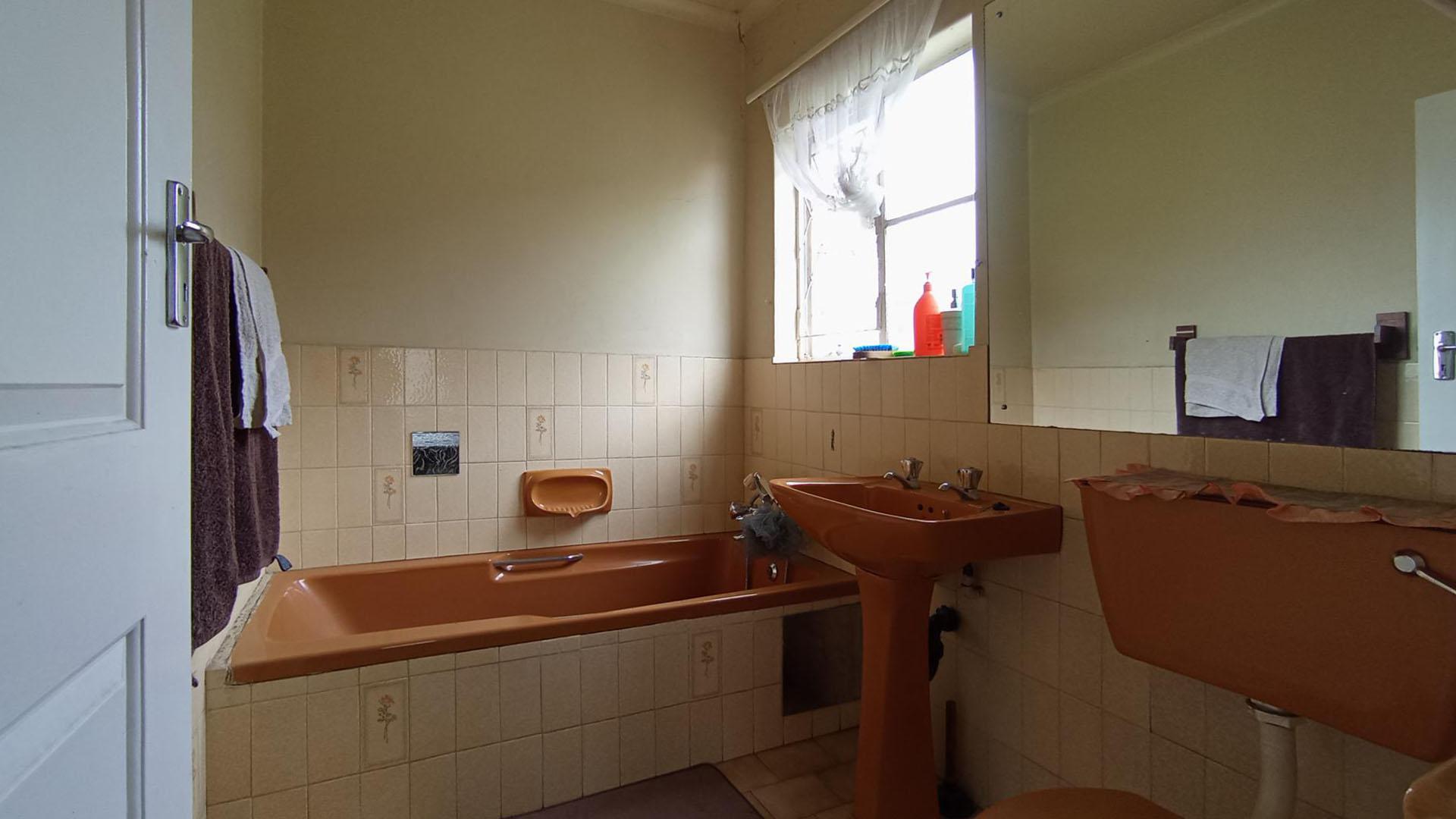 Main Bathroom - 5 square meters of property in The Reeds
