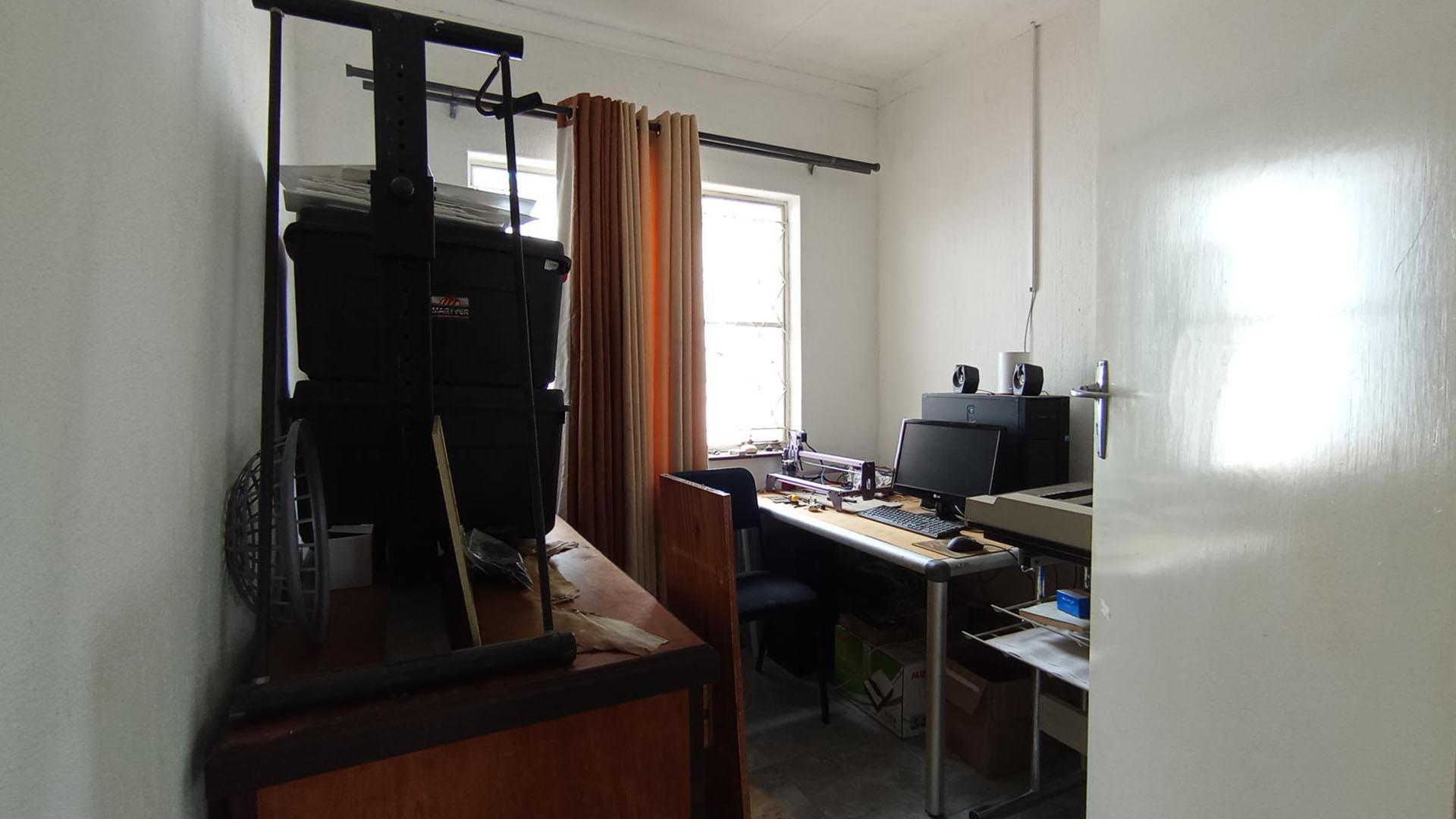 Study - 17 square meters of property in The Reeds