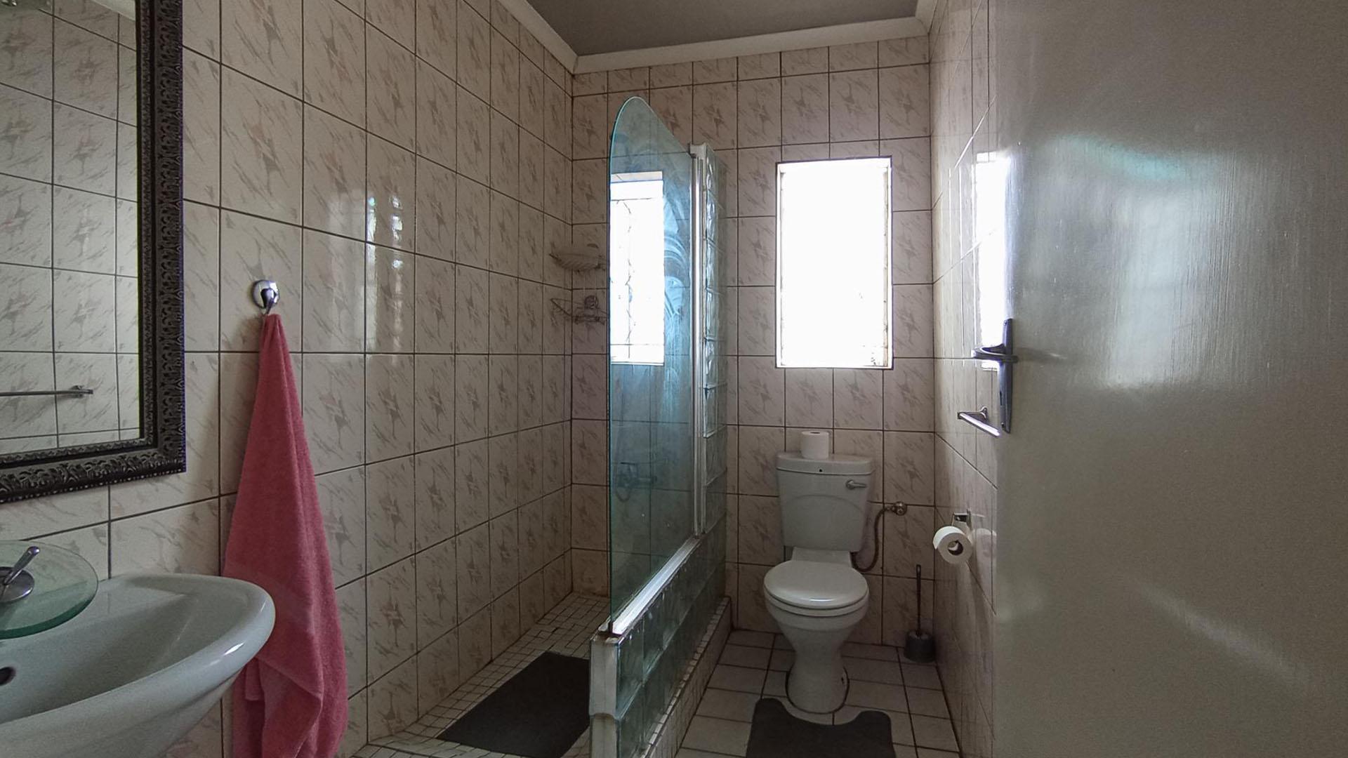 Bathroom 1 - 5 square meters of property in The Reeds