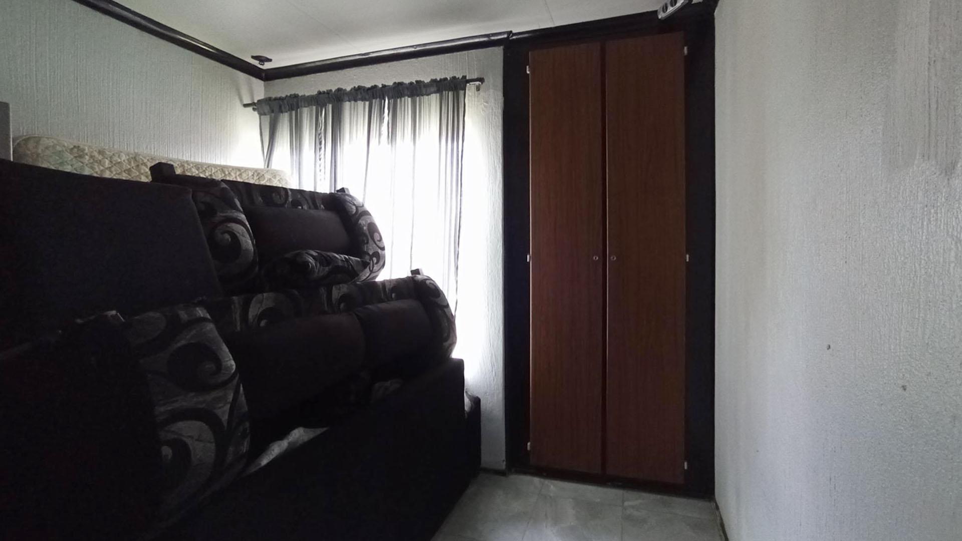 Bed Room 2 - 15 square meters of property in The Reeds