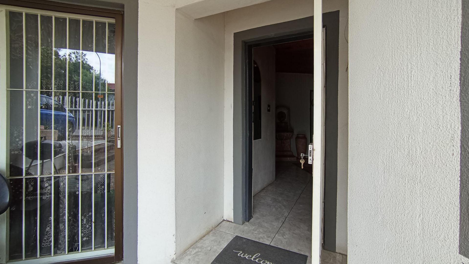 Front View of property in The Reeds