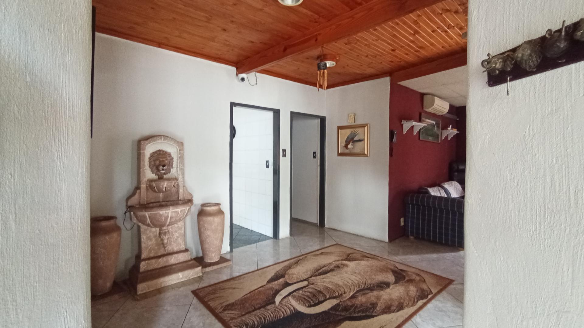 Spaces - 67 square meters of property in The Reeds