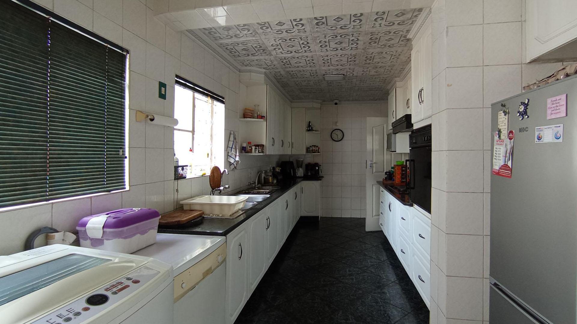 Kitchen - 20 square meters of property in The Reeds