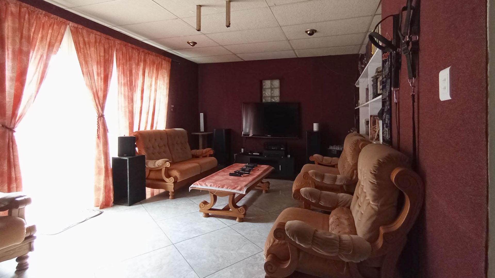 Lounges - 40 square meters of property in The Reeds